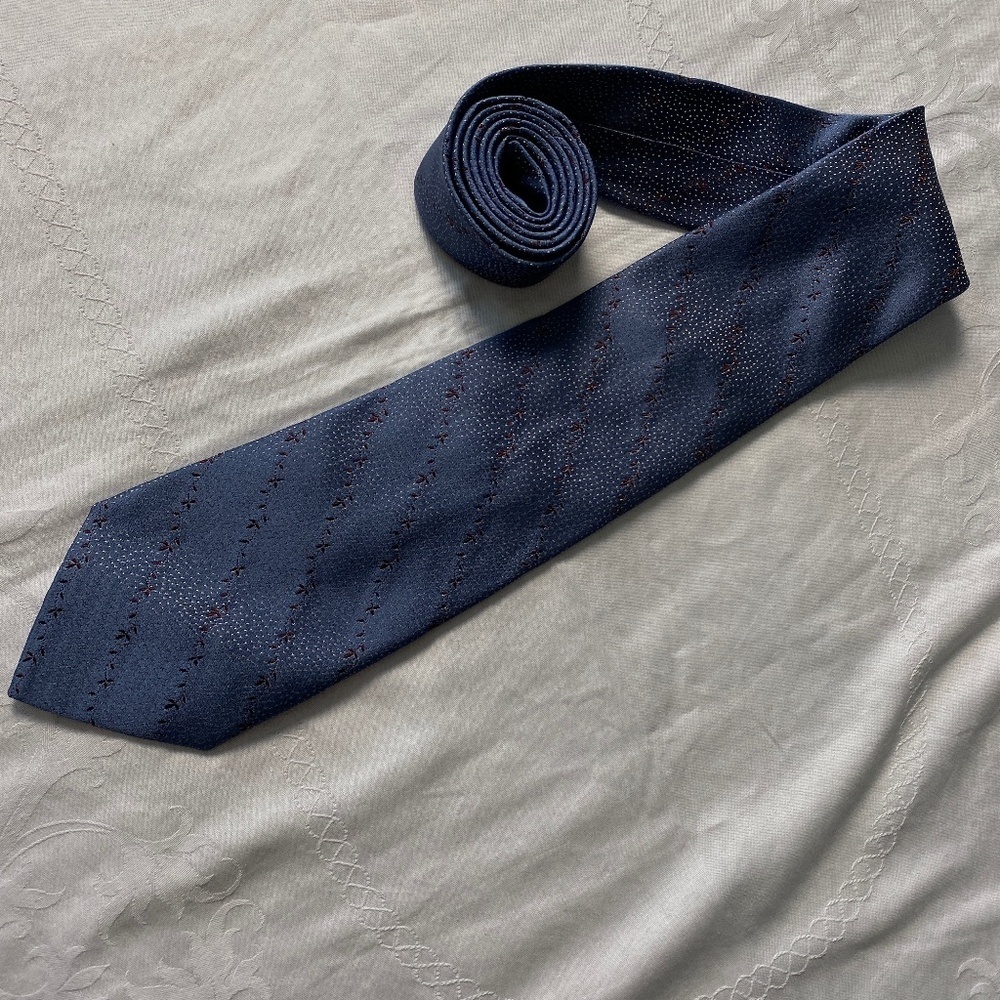 Calvin Klein Blue/Gray & Gold Specks Vine Print 100% Silk New Standard Tie